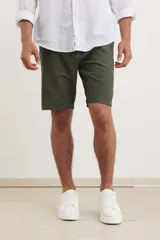 Bermuda verde militar de lino.