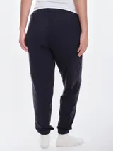 Pantalón de dormir de micro polar con tacto suave, diseño holgado, cintura elastizada con cordón ajustable, bolsillos laterales y puños elastizados en los tobillos.