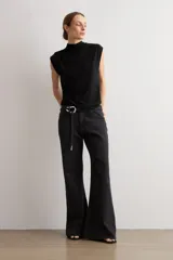 Jean wide leg negro con apliques de brillos sutiles en toda la prenda, tiro medio y corte holgado y acampanado.