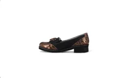 Mocasín tipo Oxford de diseño europeo, confeccionado en una combinación de texturas de cuero que incluye gamuza y cuero con textura croco. Presenta detalles de costuras visibles, elásticos laterales para un calce cómodo y un pequeño taco foliado de 2 cm con suela de goma antideslizante.
