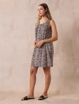 Camisón corto negro con estampado de lunares blancos, escote en V con botones y detalle plisado en el pecho.