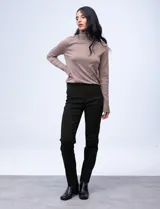 Pantalón sastrero de corte recto y entallado, con nervadura central vertical que estiliza la silueta. Cuenta con cintura ancha de soporte, panel de malla interna para control abdominal y bolsillos posteriores simulados.