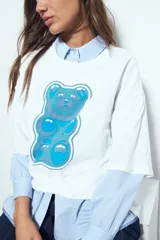 Remerón de manga corta con calce amplio y estética urbana, confeccionado con proceso de lavado que le otorga un efecto desgastado. Presenta una estampa gráfica frontal de un oso de goma en color verde.