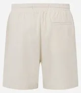 Bermuda masculina color beige claro, con textura, cintura elástica ajustable con cordón y bolsillos laterales.