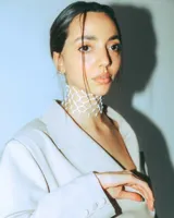 Gargantilla blanca tejida a mano en hilo de seda vegano con diseño de red.