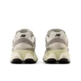 Championes urbanos New Balance modelo U9060, color gris con detalles en blanco y beige, confeccionados en gamuza y malla, con logo "N" característico en los laterales y entresuela ABZORB y SBS.