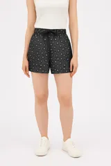 Short negro con estampado de flores blancas, de poliéster, holgado y de calce medio.