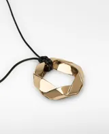 Collar con pieza metálica trenzada en acabado dorado y cordón largo regulable negro, con terminales metálicas logotipadas.