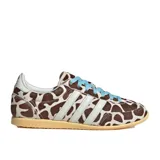 Championes Adidas modelo Japan con exterior de pelo sintético con estampado animal print tipo vaca en tonos marrón y blanco, tres tiras laterales y refuerzo en el talón de cuero blanco, cordones celestes y suela de goma color tostado.