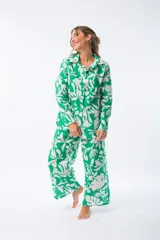 Pantalón palazzo verde con estampado de hojas blancas.