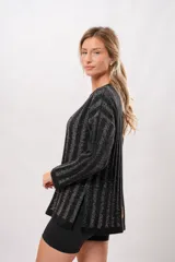 Sweater negro con lurex plateado a rayas verticales, de corte holgado y mangas largas.
