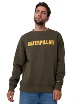 Buzo de cuello redondo Caterpillar, color verde oliva con el logo de la marca estampado en amarillo en el pecho. Presenta puños, cuello y bajo de punto elástico, y un pequeño detalle bordado en la manga izquierda.