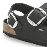 Sandalia Birkenstock modelo Milano con diseño de hebillas grandes metálicas. Cuenta con dos tiras ajustables en el empeine y una tira trasera para mayor sujeción. Presenta plantilla anatómica de corcho y látex con recubrimiento de cuero y suela de goma antideslizante.