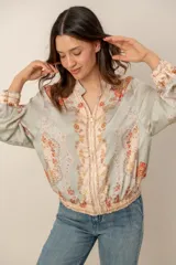Campera liviana de satén con estampado floral y tropical, cierre frontal con cremallera, cuello mao y puños y cintura elásticos.