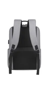 Mochila azul marino de tela con detalles en cuero sintético negro. Tiene dos asas acolchadas, compartimento para laptop, bolsillo frontal con cierre y un bolsillo lateral.