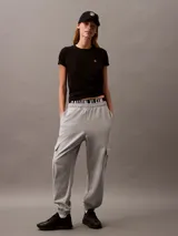 Remera de cuello redondo Calvin Klein, confeccionada en algodón regenerativo. Presenta un diseño minimalista de corte regular con mangas cortas y el logo monograma de la marca bordado en el pecho.