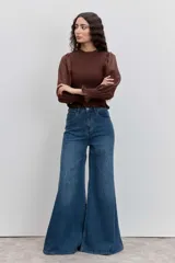 Pantalón de jean azul con corte wide leg, tiro alto y diseño de pierna ancha.
