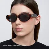 Gafas de sol Fola con montura cat-eye y diseño de parte superior plana, color verde oliva. Lentes polarizadas verdes con protección UV400.