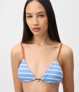 Top de bikini triangular Bossa Nossa confeccionado en microfibra con diseño a rayas horizontales en celeste y blanco, con ribetes en tono tostado y tirantes finos.