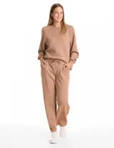 Pantalón tipo jogger de corte recto, color marrón con estampado animal print sutil. Presenta pretina ancha elastizada con lazo de ajuste y bolsillos laterales.