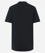 Remera negra de algodón con cuello redondo y manga corta. Presenta un estampado frontal con cinco retratos de estilo K-Pop dentro de corazones azules y rosados, y la inscripción "SADABOYS" en la parte inferior.