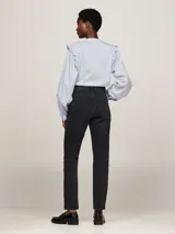 Pantalón de jean negro de corte ajustado, tiro alto y largo tobillero.