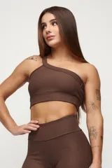 Top deportivo marrón acanalado, con diseño de un solo hombro y textura Ultra Sculpt.