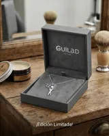 Collar de plata 925 con dije doble que representa un peine y una tijera, ambos decorados con pequeñas circonias.
