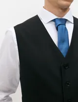 Chaleco formal de vestir negro, sastrero de diseño clásico con escote en V, cinco botones frontales y bolsillos laterales.