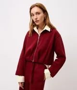 Campera corta en algodón con felpa color bordó, de diseño baloné con cierre frontal metálico y cuello clásico.