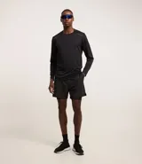 Remera deportiva de manga larga con cuello redondo, confeccionada en tejido técnico Dry Fit. Presenta un diseño liso en color negro con detalles reflectantes en los hombros.