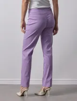 Pantalón celeste en gabardina elastizada marca Zac & Rachel. Pretina ancha con faja interna modeladora. Largo de pierna con costura frontal pespunteada. Trasera con bolsillos ojal simulados.