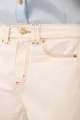 Short de jean azul oscuro, tiro alto, corte ancho y ruedo desflecado.