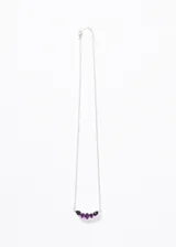 Collar de plata 925 con una hilera curva de cinco piedras amatistas engarzadas, con forma de pera y ovaladas.