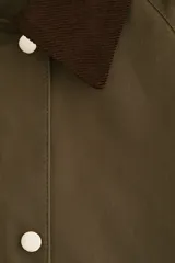 Campera de sarga color verde militar, con cuello camisero de pana marrón oscuro, cierre frontal con solapa y botones a presión metálicos, bolsillos frontales grandes con solapa y mangas raglán.