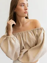 Blusa de hombros descubiertos con escote elástico y mangas largas abullonadas con puños elásticos.