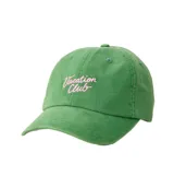 Gorra de visera curva color verde, confeccionada en algodón, con bordado frontal en color rosado con la frase 'Vacation Club'.