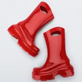 Botas de lluvia tipo media caña, confeccionadas en material sintético brillante, con diseño de plataforma y abertura superior para calce fácil.