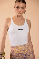 Musculosa blanca tipo tank top de tejido estriado, con escote redondo y la palabra 'Latina' bordada en negro en el centro del pecho.