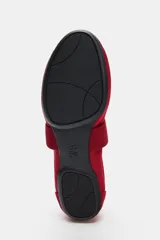 Zapato tipo bailarina de estilo deportivo en color rojo, con tira ancha elástica y fruncidos en el empeine, talonera en contraste y suela plana engomada con punta redonda.