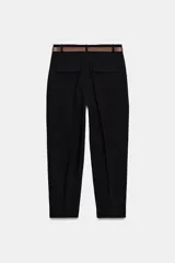 Pantalón tobillero de tiro medio, color beige, con pinzas delanteras y bolsillos frontales. Incluye un cinturón fino de cuero marrón con hebilla metálica dorada y cierre frontal con cremallera, botón interior y gancho.