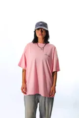 Remera de algodón peinado color rosa, de corte holgado y manga corta, con un pequeño bordado en el pecho.
