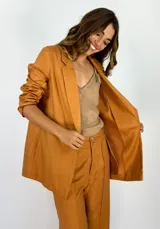 Blazer blanco de lino y viscosa, con solapas y cierre de un botón.