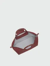 Bolso de viaje grande Longchamp modelo Le Pliage, color negro, confeccionado en nylon con detalles de cuero en las asas y solapa frontal con cierre de botón a presión.