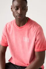 Remera de algodón color rosa con efecto desteñido y logo de Levi's estampado en blanco en el pecho.