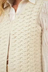 Chaleco marrón de punto abanico crochet. Prenda must have de la temporada.