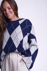 Sweater con diseño de rombos azul marino y gris claro, de tejido de punto, mangas largas y corte holgado.