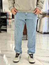 Pantalón de jean gris con lavado ácido, corte holgado de estilo oversize y diseño recto.