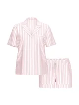 Pijama corto de modal suave con diseño de rayas verticales rosadas y blancas, compuesto por una camisa de manga corta abotonada con bolsillo en el pecho y un short a juego con cintura elástica.