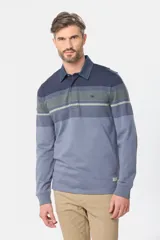 Remera tipo polo de manga larga con diseño de rayas horizontales en tonos azul marino, marrón, gris y blanco. Presenta cuello de tela tipo denim y cierre frontal con botones ocultos.